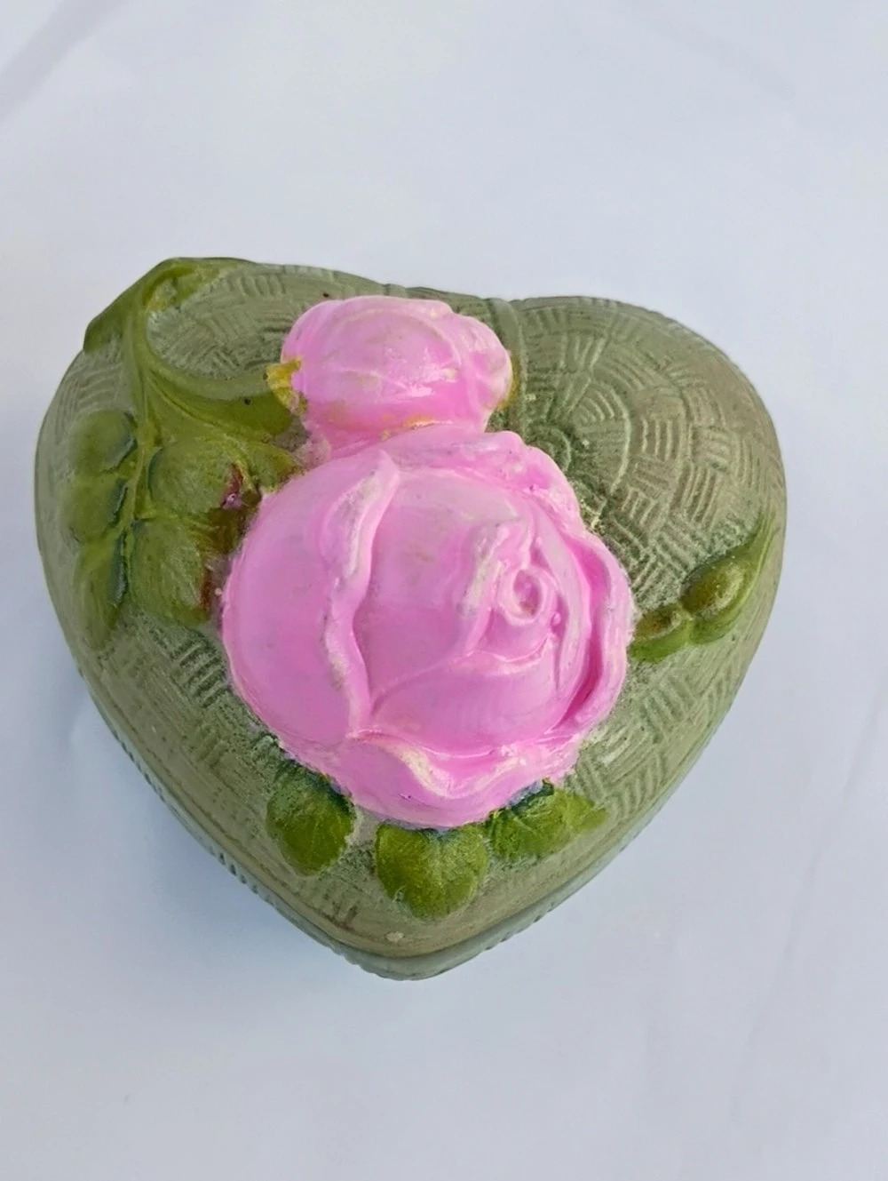 Heart-Shaped Pink Rose Trinket Box in Green & Pink Vintage Basket Weave Design🎁